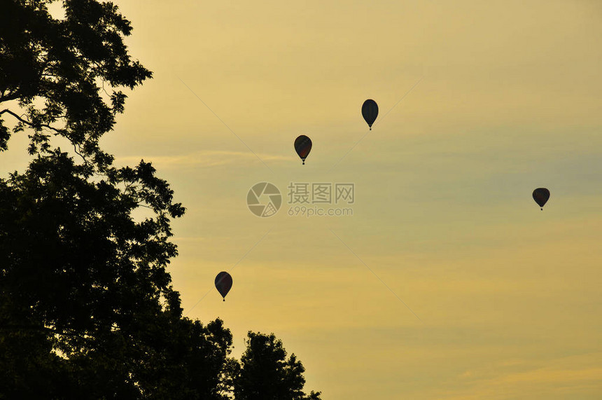 上升在地平线之上的热气球图片