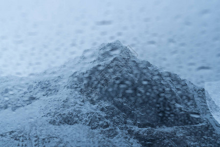 雪山背景上的雨滴摘要请看图片