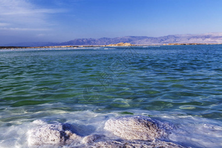 死海全景沙漠山脉和盐海图片