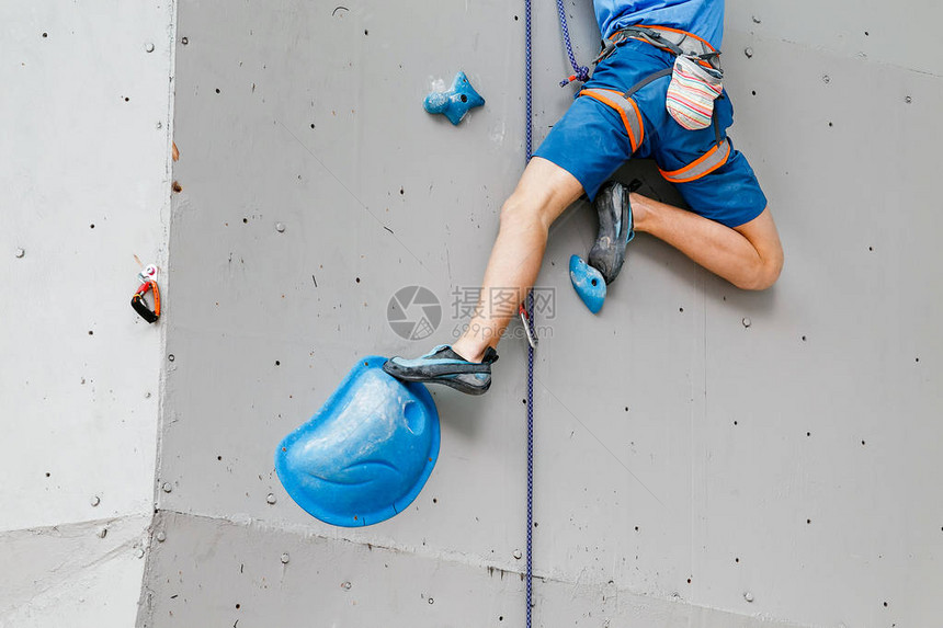男登山者在巨石健身墙上接受培训图片