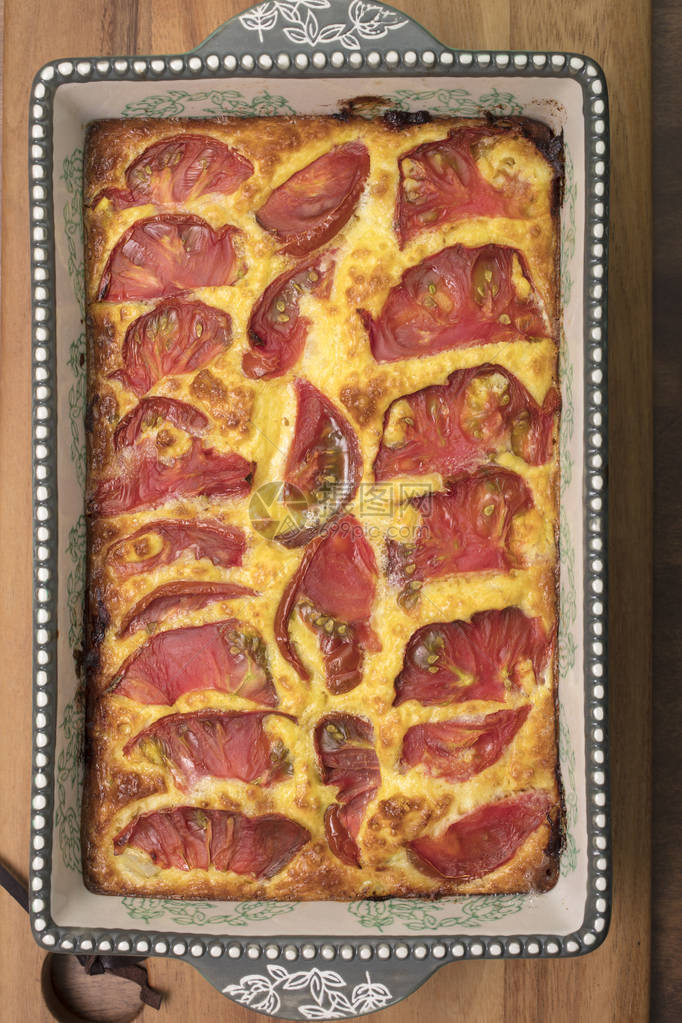 白茄子奶酪和培根塔加番茄加图片
