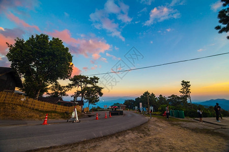 山上日落农村道路自然风景图片