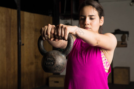 一名年轻女运动员在交叉训练健身房锻炼时图片