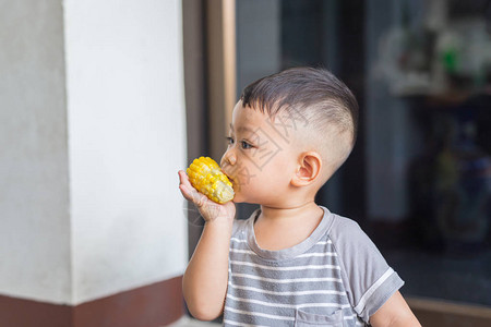 婴儿自己吃玉米他喜欢这是图片