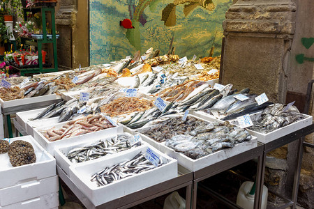 市场摊位上的海鱼图片