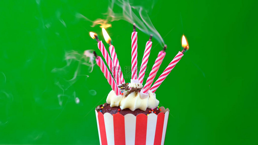 生日快乐纸杯蛋糕绿色背景下的彩色蜡图片