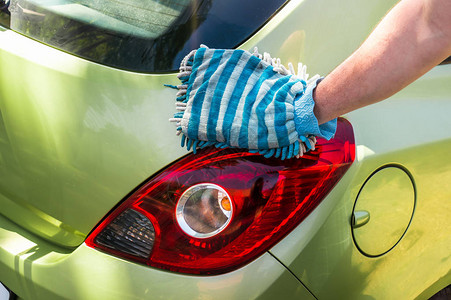 洗他的绿色汽车的人洗车和图片