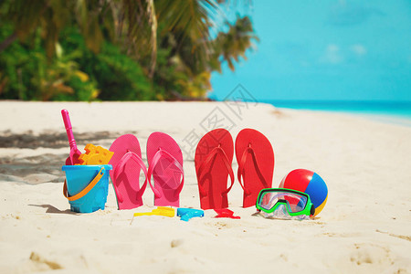热带海滩的彩色拖鞋玩图片