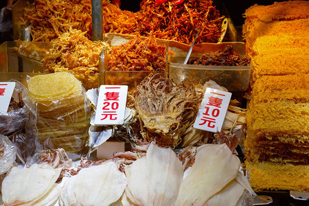 在万华夜市展示的街头食品图片