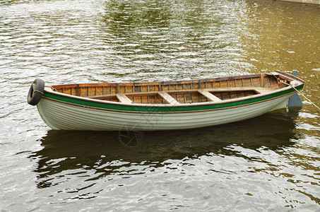 木质游艇被绑在河岸图片