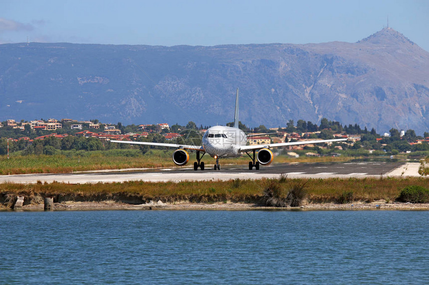 在科孚岛机场夏季的客机图片