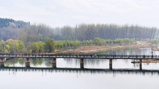 沂河春季在长门格罗托特斯地区Yi河的Manshui桥背景