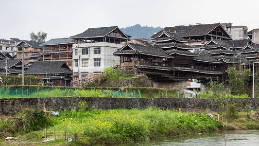 春游三江侗族自治县城阳村河岸乡间民居图片