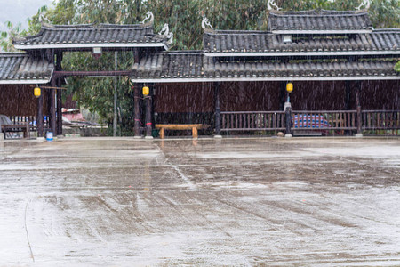 游历三江侗族自治县城阳村民俗中心主广场春日雨滴与散门图片