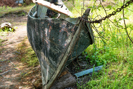 河岸上破旧的渔船图片