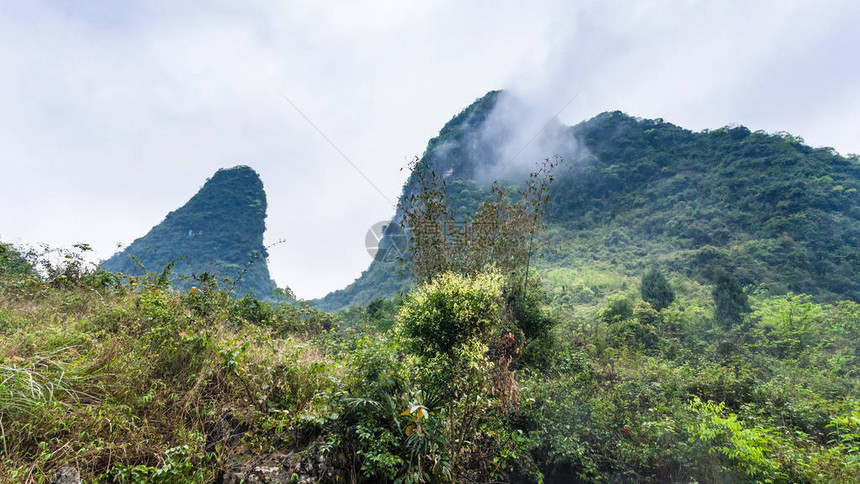 春季在永水县山峰上空云雾飘过旅游图片