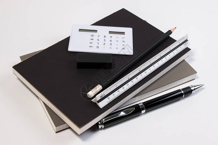 现代商务办公桌与现代商务用品书笔尺和计算器带复印空间的商务办图片