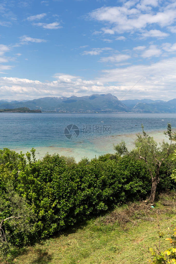 西尔米奥内半岛海岸的景观图片