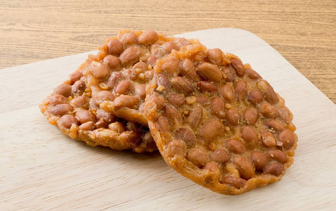 由花生或花生在切肉板上制作的花生饼干泰食用香肠图片