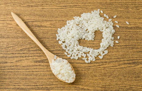 日本食谱Raw和未煮日本稻米在WoodenSpoon图片