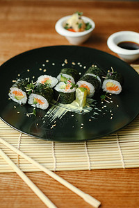 Maki寿司卷和三文鱼图片