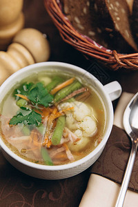 白碗花椰菜胡萝卜和芦笋蔬菜汤图片