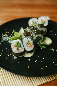 Maki寿司卷和黄瓜图片