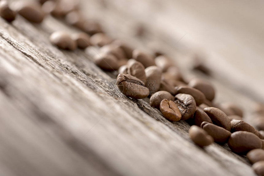 一个新鲜烤咖啡豆的低角度视角图片