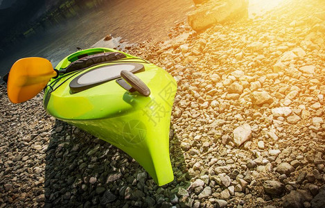 湖岸的Kayak图片