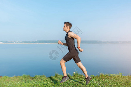 员跑步的人在上慢跑图片