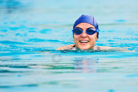 在蓝水中微笑游泳的女人蓝水图片