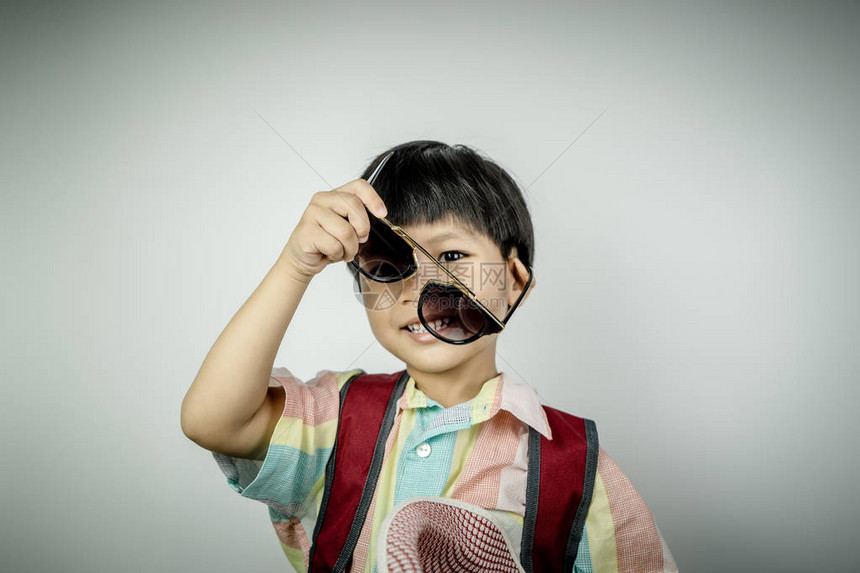 背包客男孩旅行者戴上太阳镜图片
