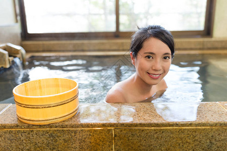 在日本温泉洗澡的女人图片