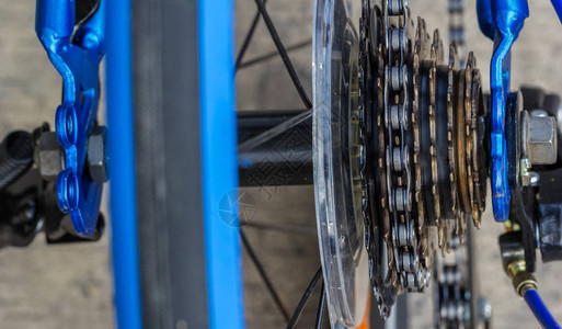 自行车齿轮和带链条侧后轮的车轮图片
