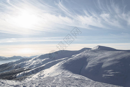 白雪皑的高山远景图片