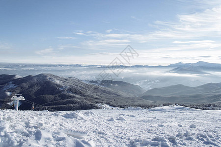 白雪皑的高山远景图片