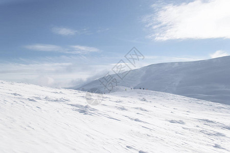 白雪皑的高山远景图片