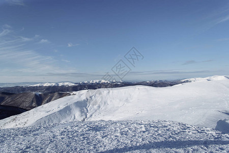 白雪皑的高山远景图片