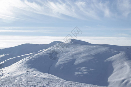 白雪皑的高山远景图片