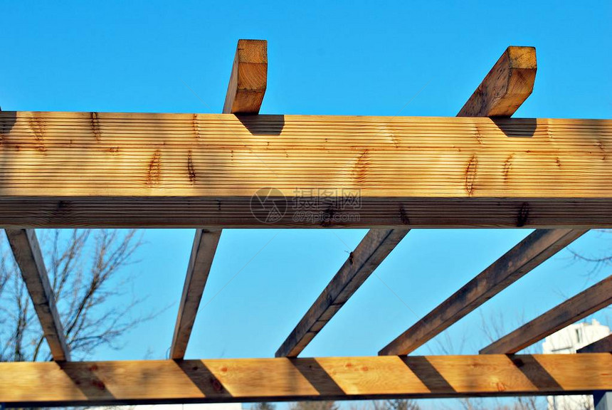 在建造屋顶时安装木梁束图片