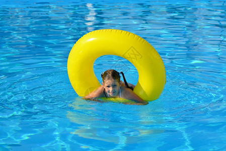 在游泳池暑假概念和游泳池中放松舒适图片