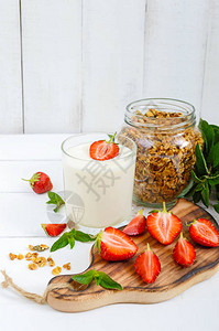 酸奶新鲜成熟的草莓格兰诺拉麦片图片