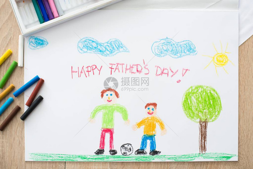 孩子们画着快乐父亲与儿子的面纱图片