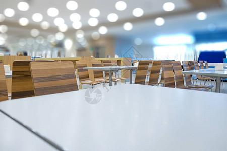 商场广场上的白桌和木桌的内部百货公司的食品图片