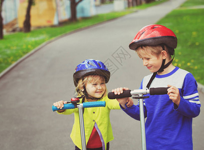 带着头盔骑摩托车儿童运动的男图片