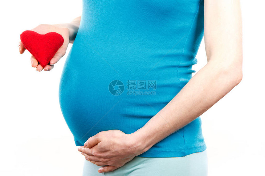 怀着红心的孕妇新生命的象征对婴儿的期待概念以及扩图片