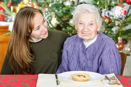老年妇女与年青图片