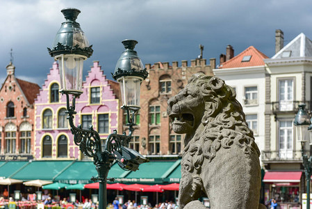 比利时布鲁日市场广著名古老的多彩建筑背景图片