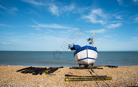孤单的钓鱼船在海岸和阴图片