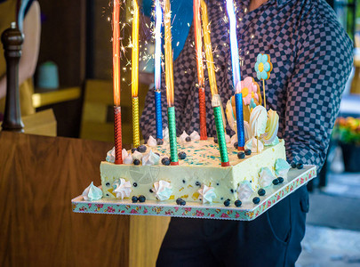 服务员带生日蛋糕来在派图片